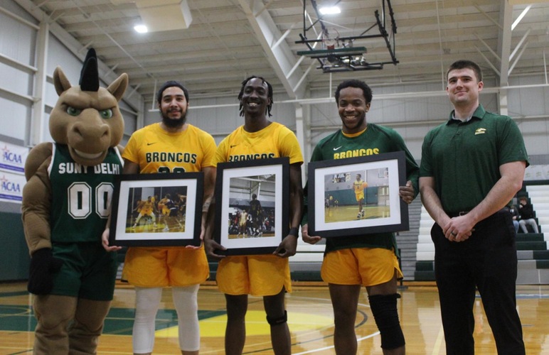 Men Get Big Win Over SUNY Poly on Senior Day