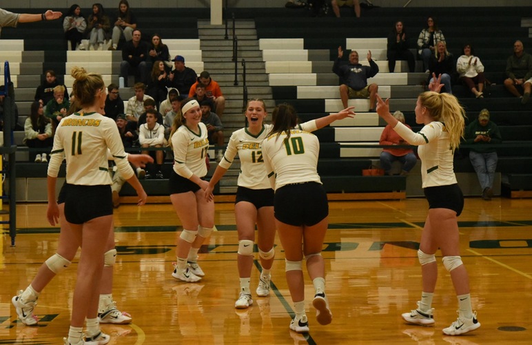 Volleyball Wins both Matches in Tri-Match Against SUNY Poly and Cobleskill