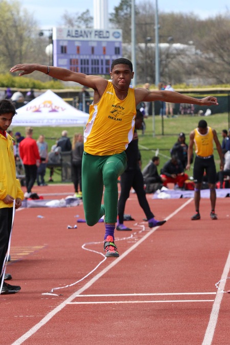 Barrow Places 6th at Penn Relays in Triple Jump Championship