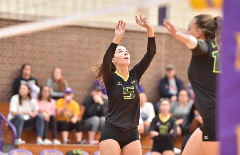Volleyball Closes Out Competition at Elmira Tournament