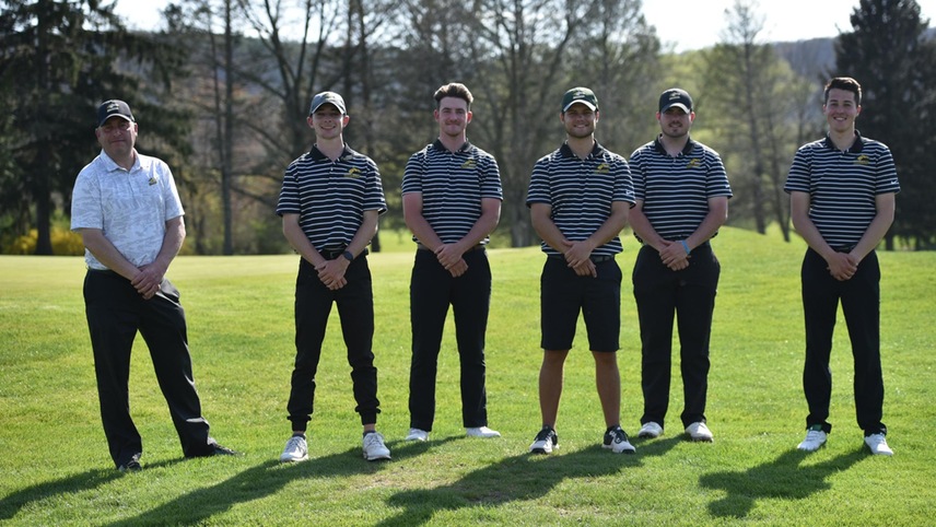 golf team posing for a photo