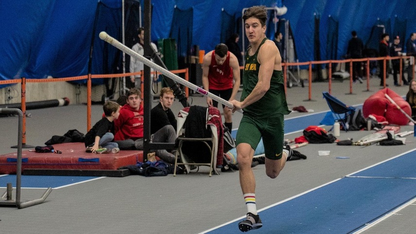 Chris Filatov running on his approach to the pole vault.